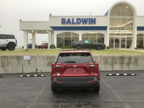 Used 2021 Toyota RAV4 LE image 6