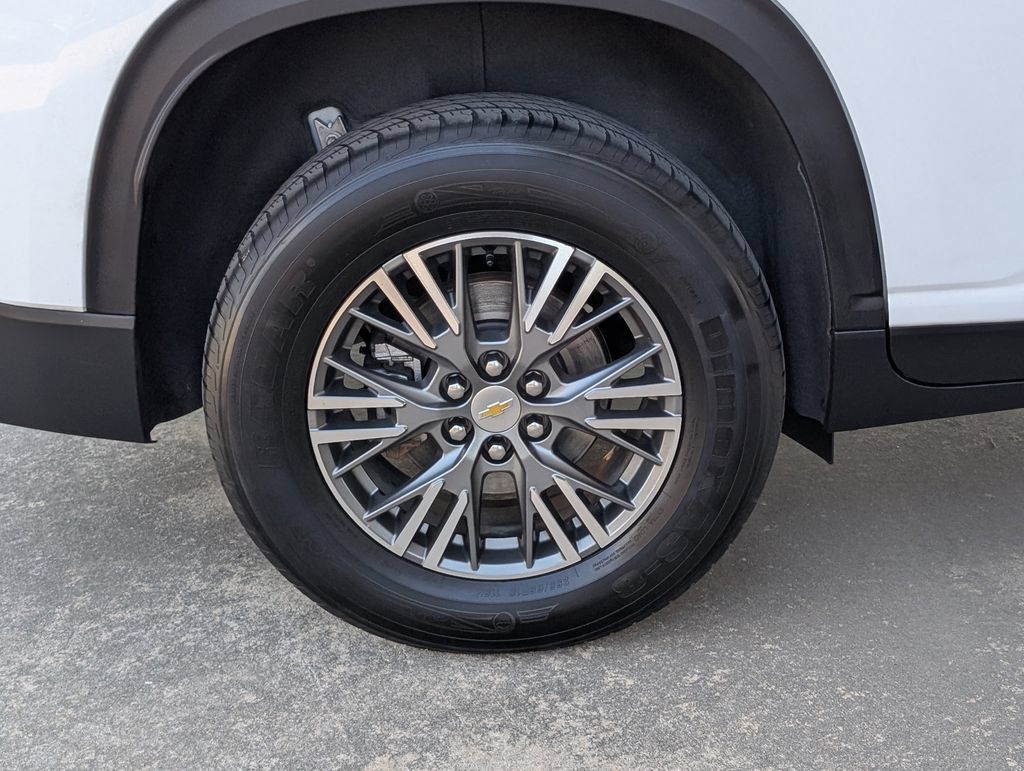 Used 2024 Chevrolet Traverse LT FWD image 3