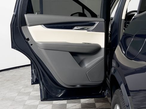 Used 2022 Cadillac XT6 Premium Luxury image 15