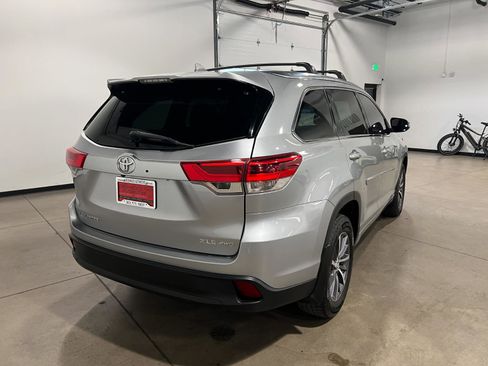 Used 2017 Toyota Highlander XLE AWD/4WD image 3