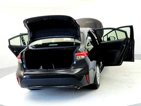 Used 2022 Toyota Corolla LE image 11