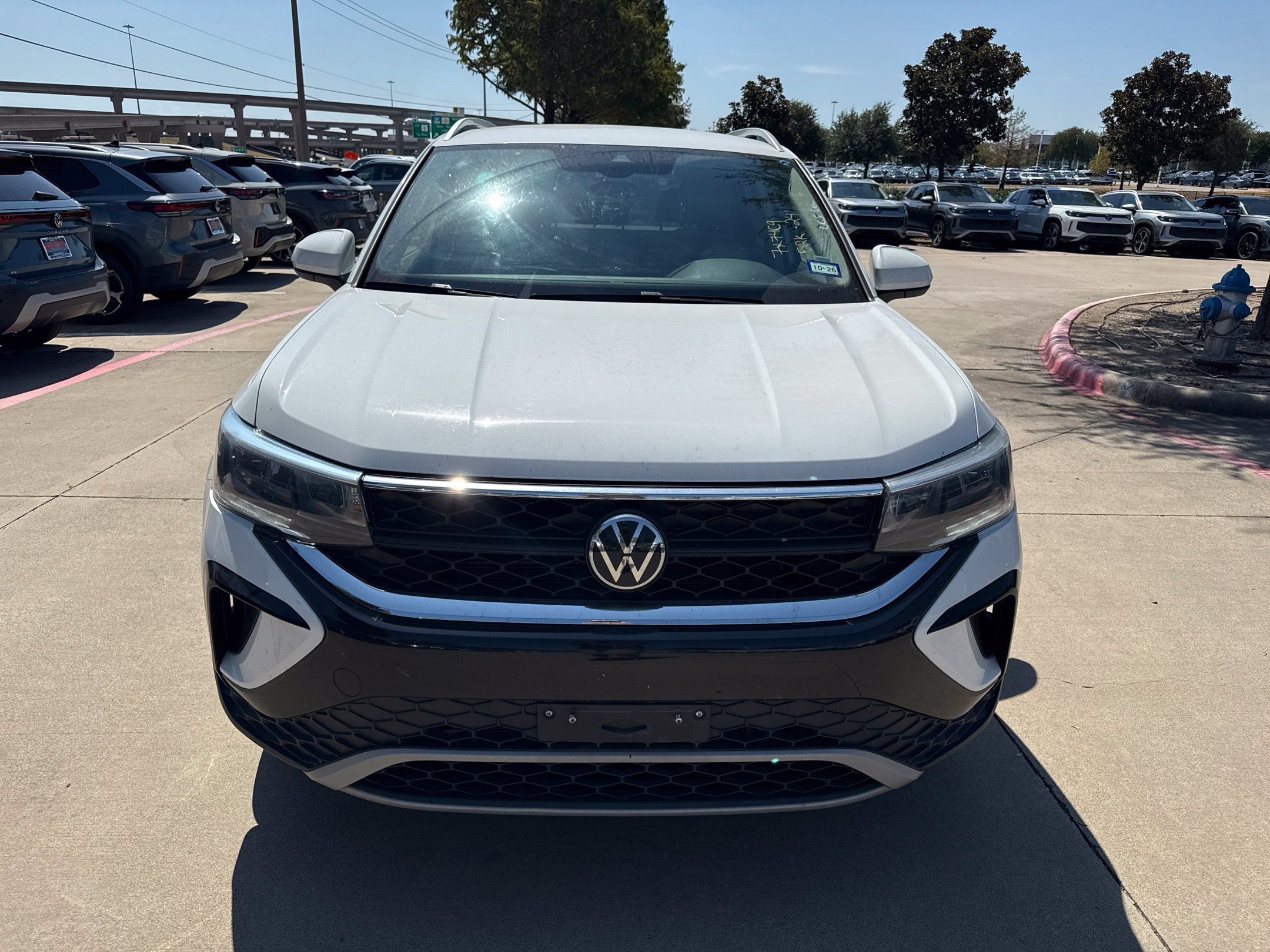 Used 2024 Volkswagen Taos SE FWD image 9