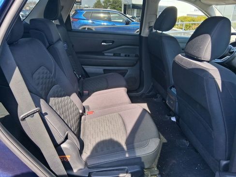 Used 2022 Nissan Pathfinder SV AWD/4WD image 3
