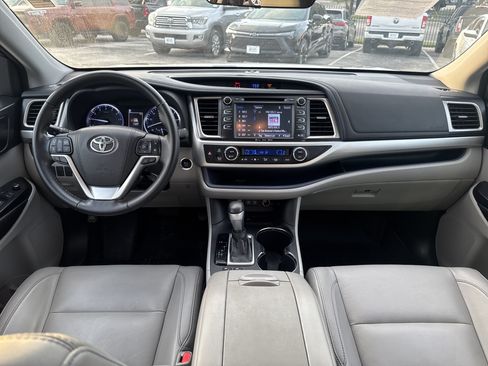 Used 2018 Toyota Highlander XLE FWD image 10