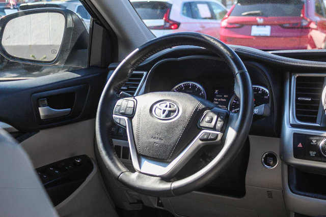 Used 2018 Toyota Highlander XLE w/ Carpet Mat Package (TMS) FWD image 19