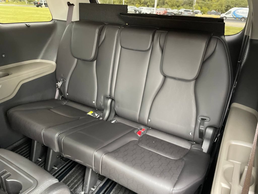 Used 2026 Kia Carnival EX FWD image 13