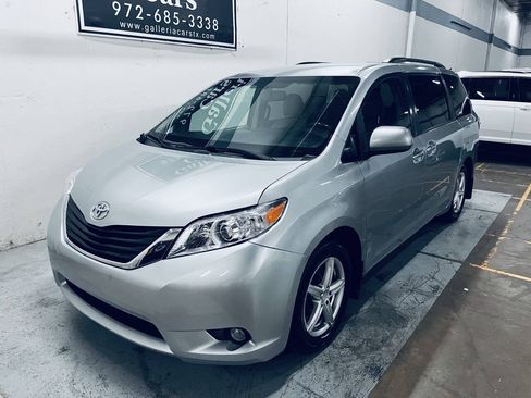 Used 2017 Toyota Sienna LE FWD image 6