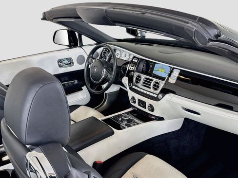 Used 2018 Rolls-Royce Dawn RWD image 28