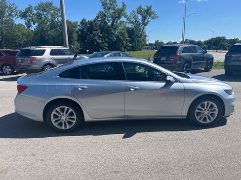 Used 2017 Chevrolet Malibu LT FWD image 4