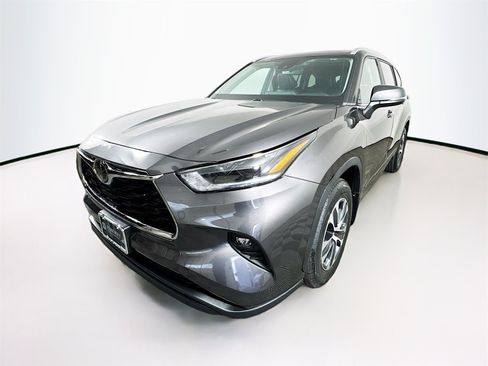 Used 2023 Toyota Highlander XLE image 3