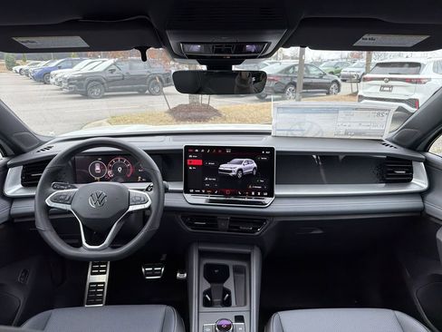 New 2026 Volkswagen Tiguan SE R-Line FWD image 22