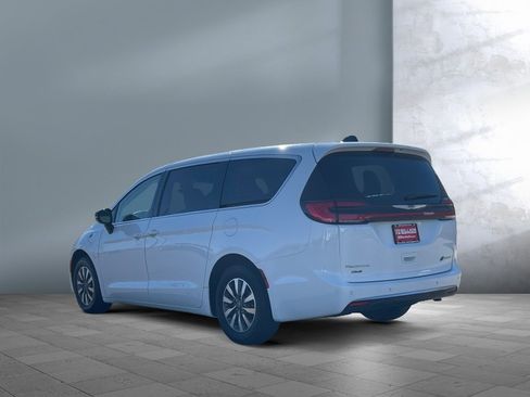 Used 2024 Chrysler Pacifica Select image 4