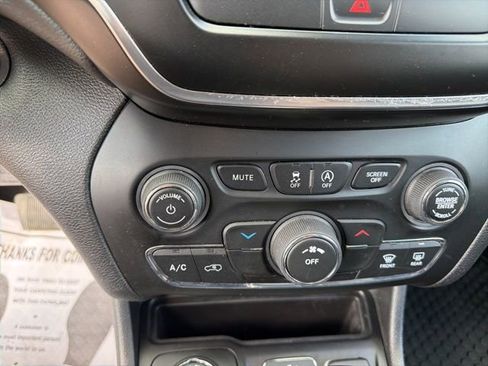 Used 2019 Jeep Cherokee Latitude Plus w/ Cold Weather Group image 13