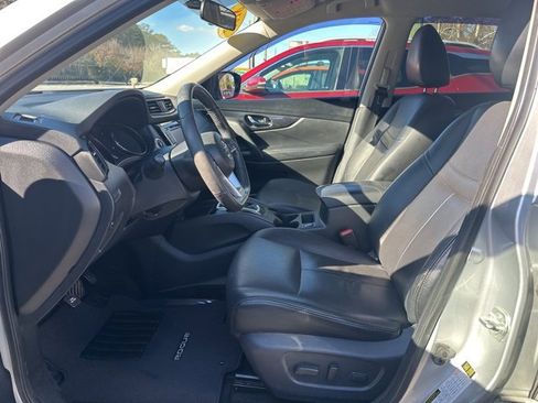 Used 2018 Nissan Rogue SV w/ Premium Package image 12