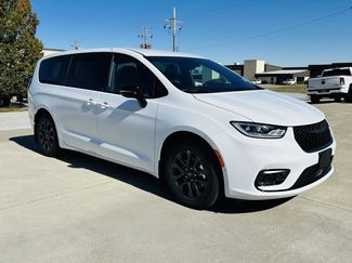 New 2026 Chrysler Pacifica Select w/ Quick Order Package 2EV video 2