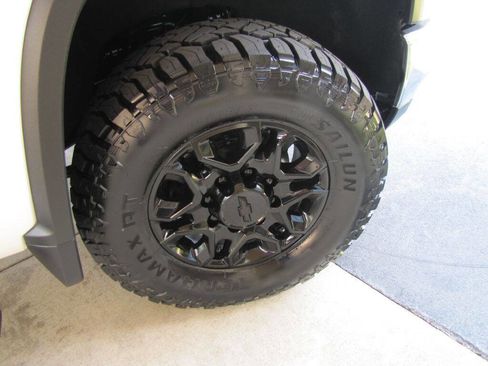 Used 2024 Chevrolet Silverado 2500 LT AWD/4WD image 25