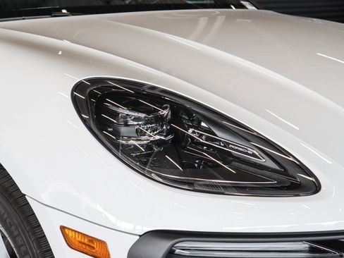 Certified 2025 Porsche Macan image 27