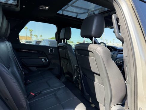 Used 2017 Land Rover Discovery SE image 29