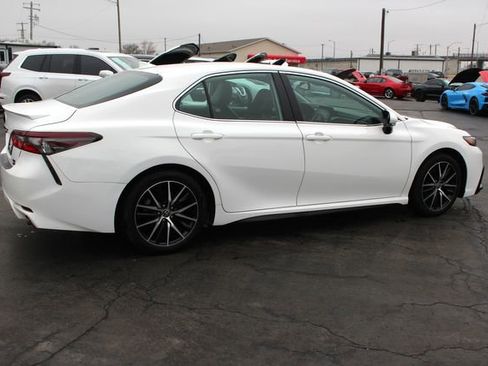 Used 2022 Toyota Camry SE w/ Cold Weather Package image 9