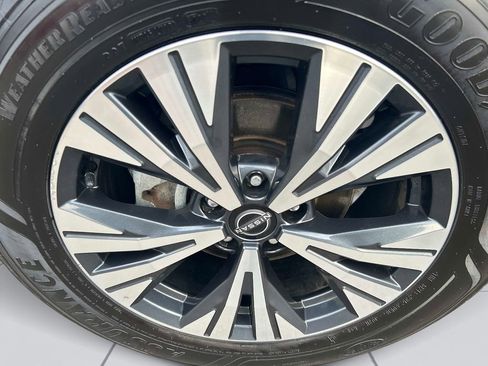 Used 2022 Nissan Rogue SV image 9