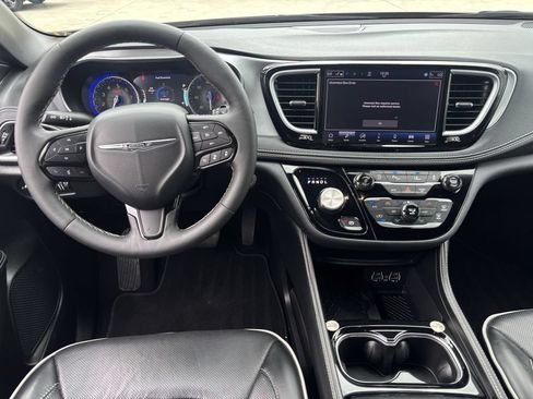 Used 2025 Chrysler Pacifica Limited FWD image 12
