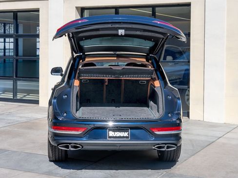 Used 2024 Bentley Bentayga image 11