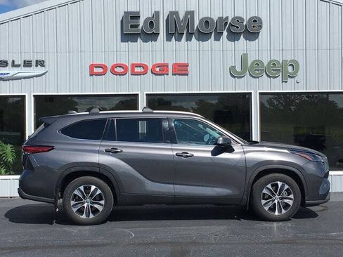 Used 2022 Toyota Highlander XLE AWD/4WD image 2