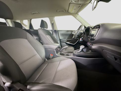 Used 2023 Kia Soul LX FWD image 28