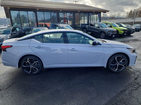 New 2025 Nissan Altima 2.5 SR image 9