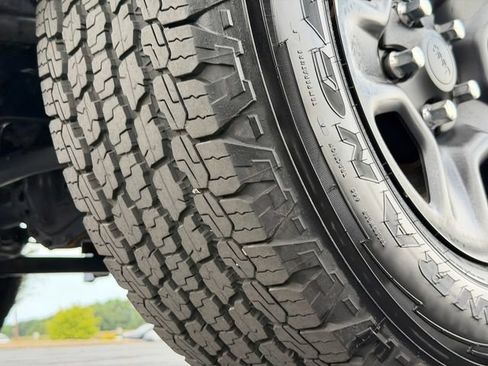 Used 2025 Jeep Wrangler Sport AWD/4WD image 12