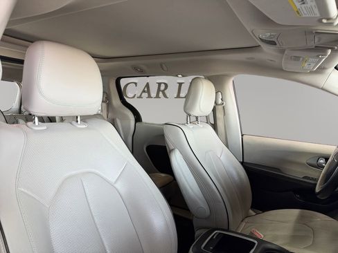 Used 2018 Chrysler Pacifica Limited w/ Advanced Safetytec Group FWD image 14