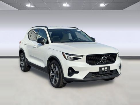 Certified 2023 Volvo XC40 B5 Plus w/ Driver Assist Package image 7