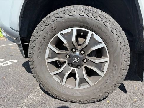 Used 2020 Toyota Tacoma TRD Sport w/ TRD Premium Sport Package AWD/4WD image 11