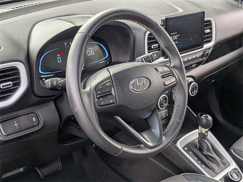 Used 2025 Hyundai Venue Limited image 14