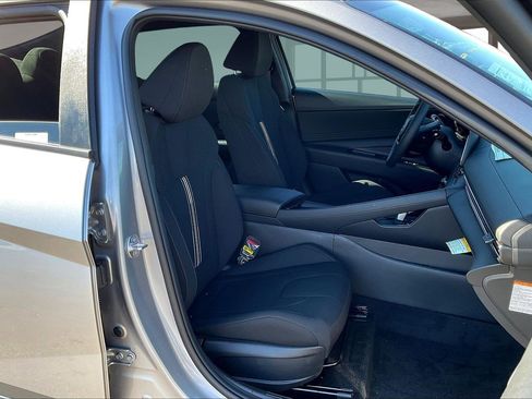 New 2025 Hyundai Elantra SEL image 11