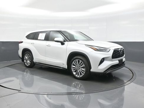 Certified 2025 Toyota Highlander Platinum AWD/4WD image 1