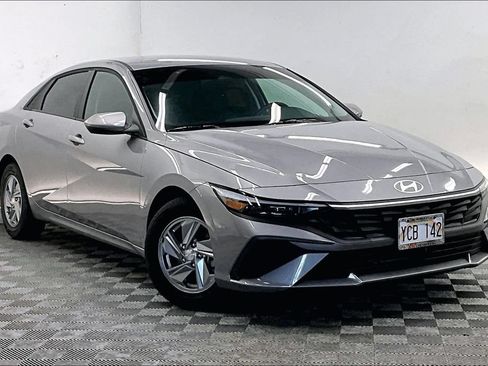 Used 2025 Hyundai Elantra SE FWD image 11