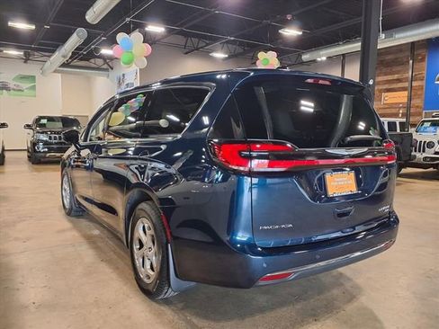 Used 2024 Chrysler Pacifica Limited AWD/4WD image 6