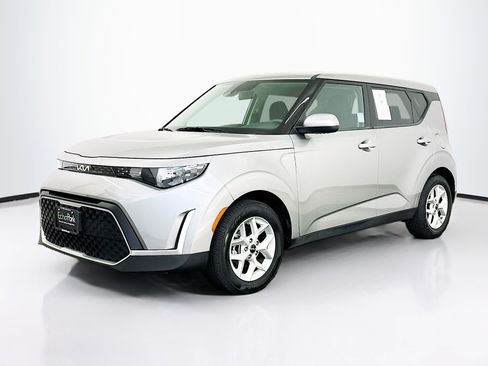 Used 2025 Kia Soul LX w/ LX Technology Package FWD image 3