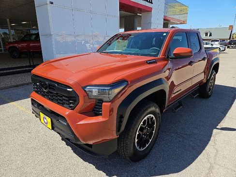 Certified 2025 Toyota Tacoma TRD Off-Road AWD/4WD image 2