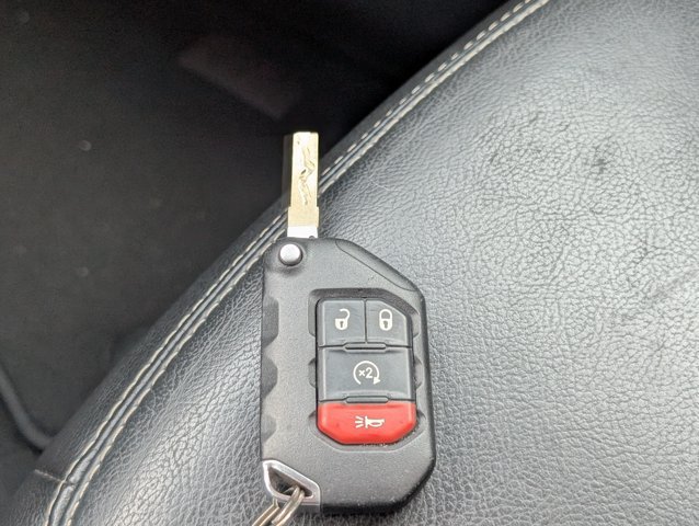 Used 2019 Jeep Wrangler Unlimited Sahara w/ Uconnect 4C Nav & Sound Group AWD/4WD image 31