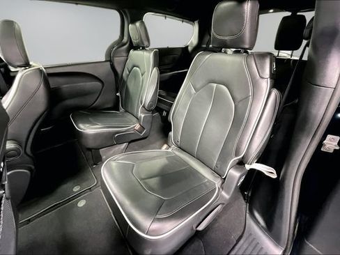 Used 2025 Chrysler Pacifica Limited FWD image 21