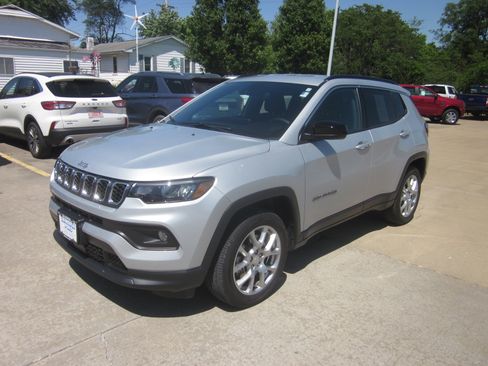 Used 2024 Jeep Compass Latitude AWD/4WD image 3