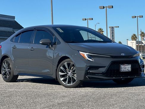 Used 2025 Toyota Corolla SE image 2