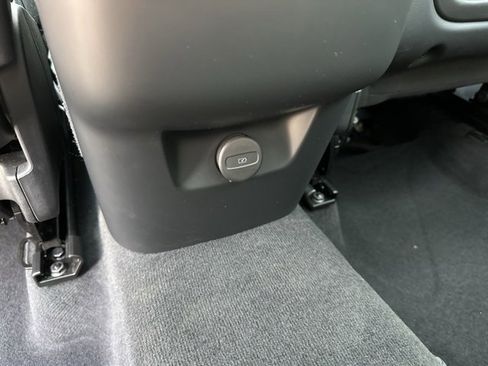 Certified 2025 Volvo XC60 B5 Core image 15