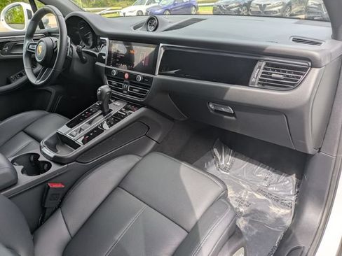 Used 2025 Porsche Macan AWD/4WD image 29