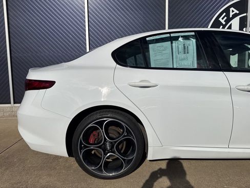 Used 2023 Alfa Romeo Giulia Veloce AWD/4WD image 5