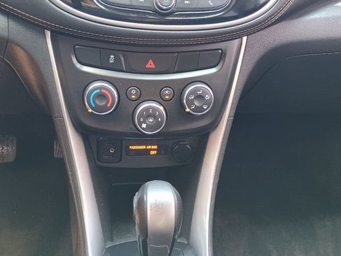 Used 2019 Chevrolet Trax LT w/ LT Convenience Package AWD/4WD image 10