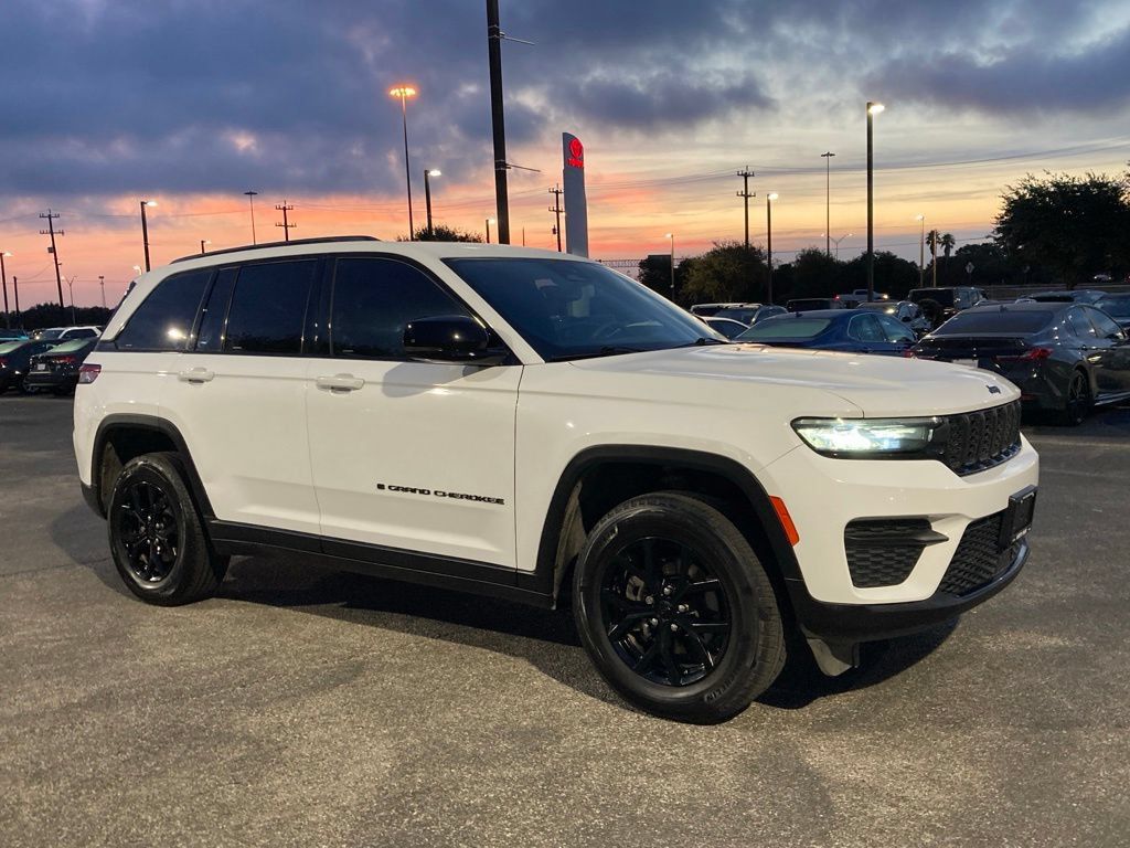 Used 2024 Jeep Grand Cherokee Altitude RWD image 3