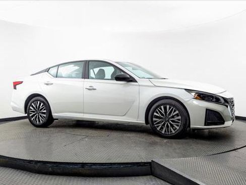 Used 2025 Nissan Altima 2.5 SV image 11